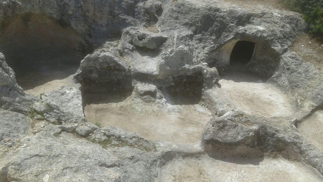 Vandali a “Su Crucifissu mannu”, gravi i danni alle tombe