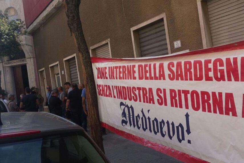 Gli operai hanno incontrato il prefetto