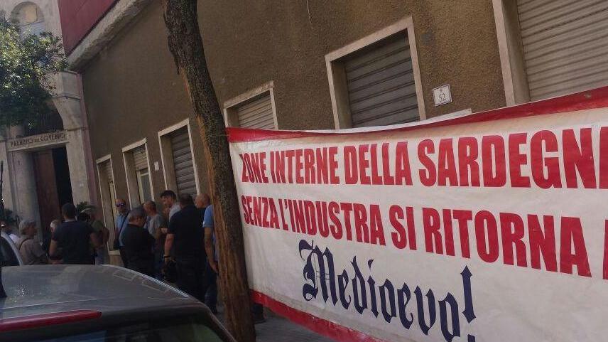 Gli operai hanno incontrato il prefetto