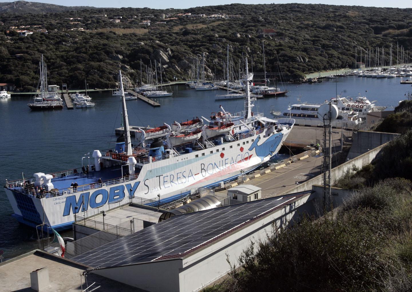 Motori accesi la notte per la Moby Giraglia scatta una denuncia 