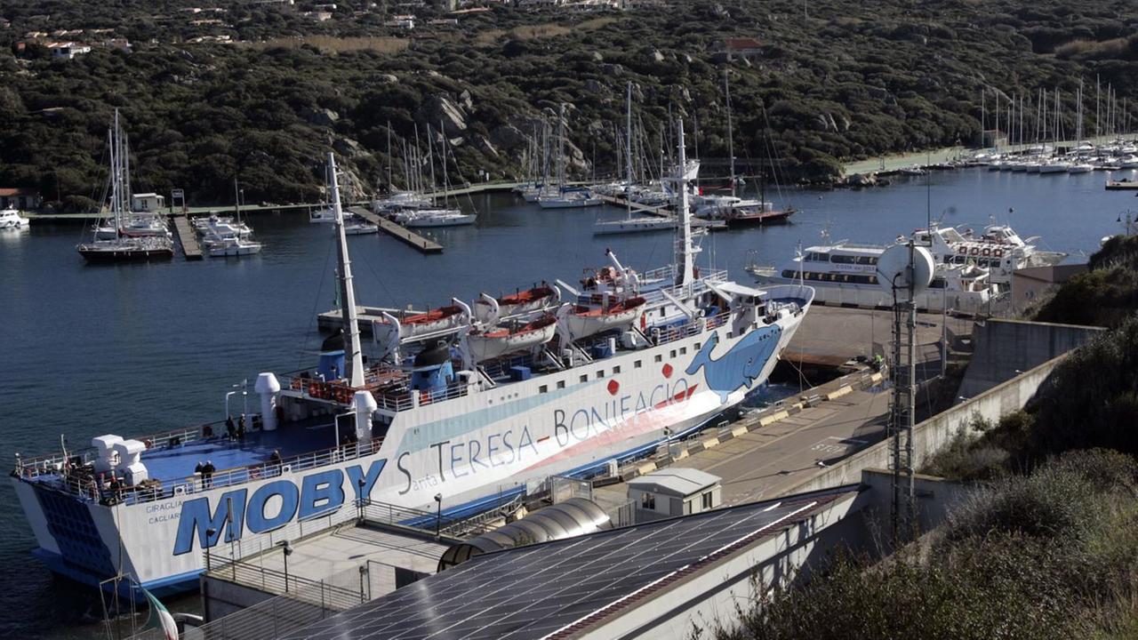 Motori accesi la notte per la Moby Giraglia scatta una denuncia