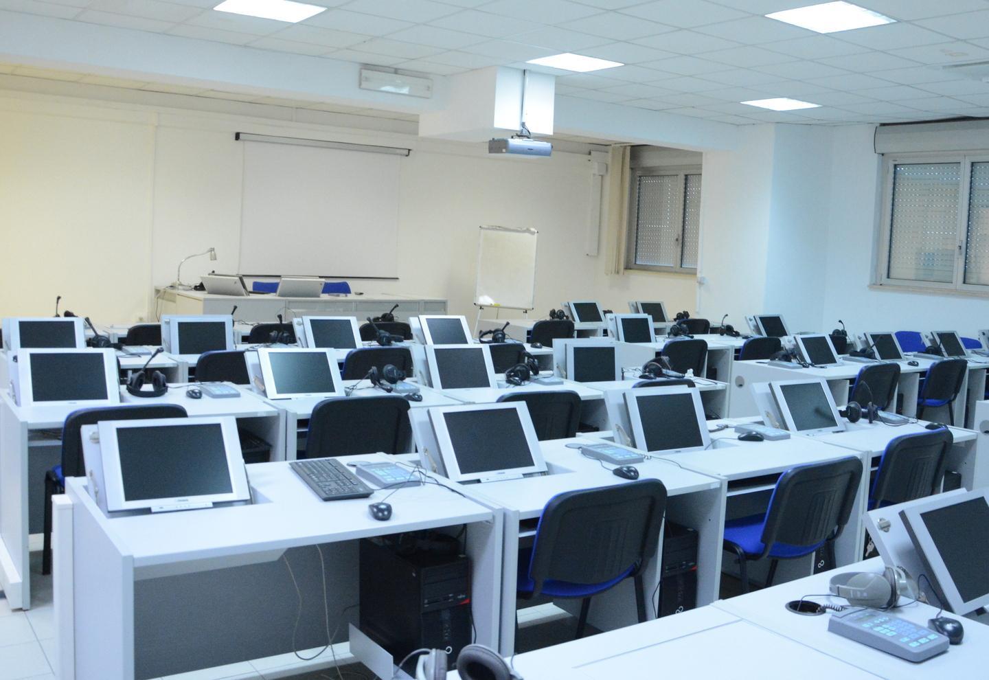 Molesta il prof per 20 anni: condannata 