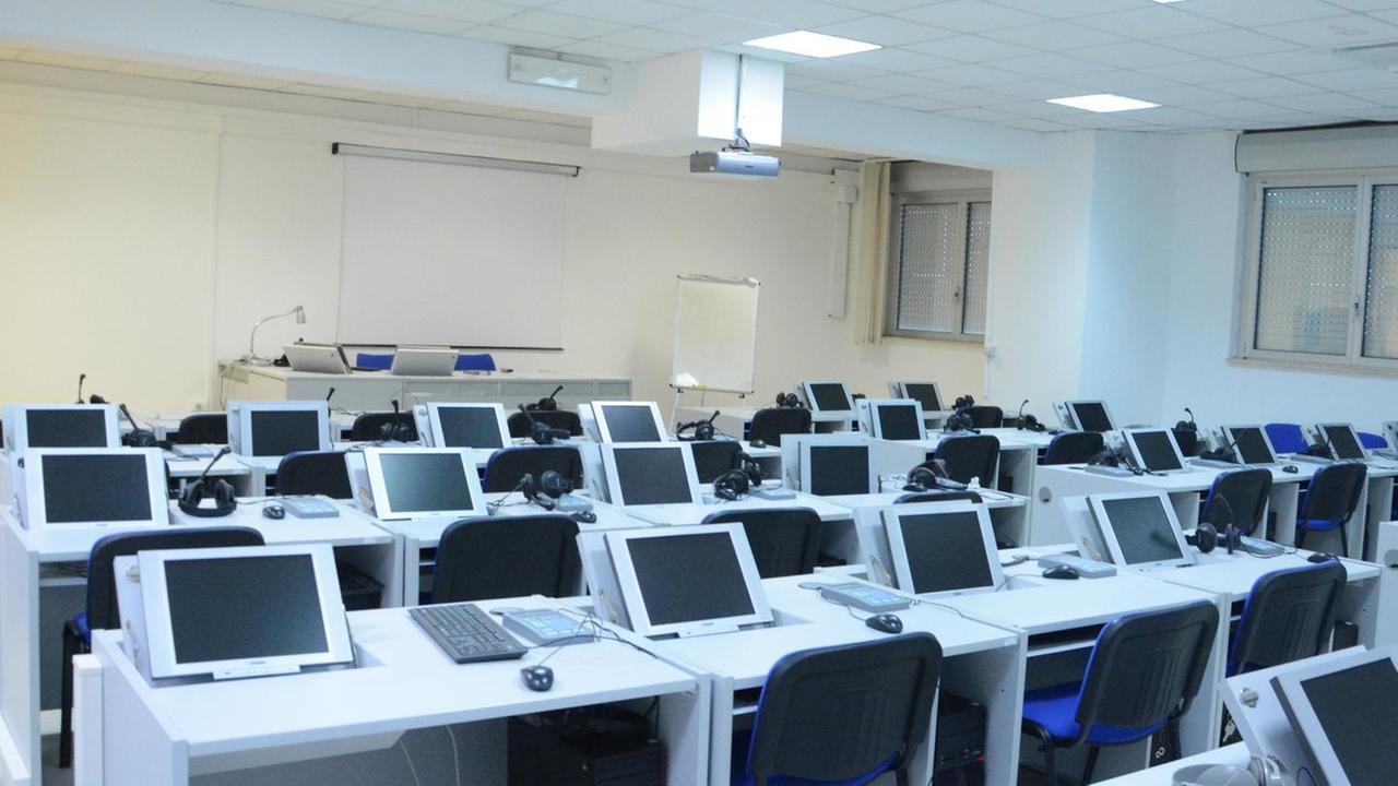 Molesta il prof per 20 anni: condannata