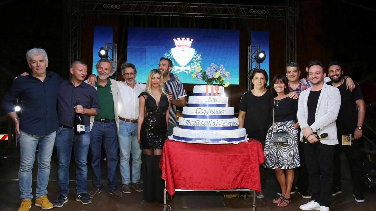 La torta sul palco per i 112 anni di Montecatini (Foto Nucci)
