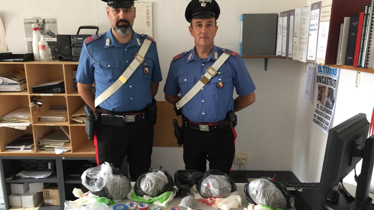 Trovato con 2 chili di foglie di marijuana, arrestato