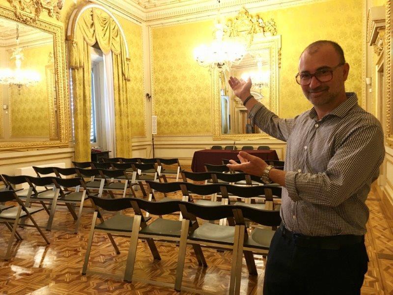 L'assessore alla cultura, Francesco Belais, nella sala degli Specchi di villa Mimbelli