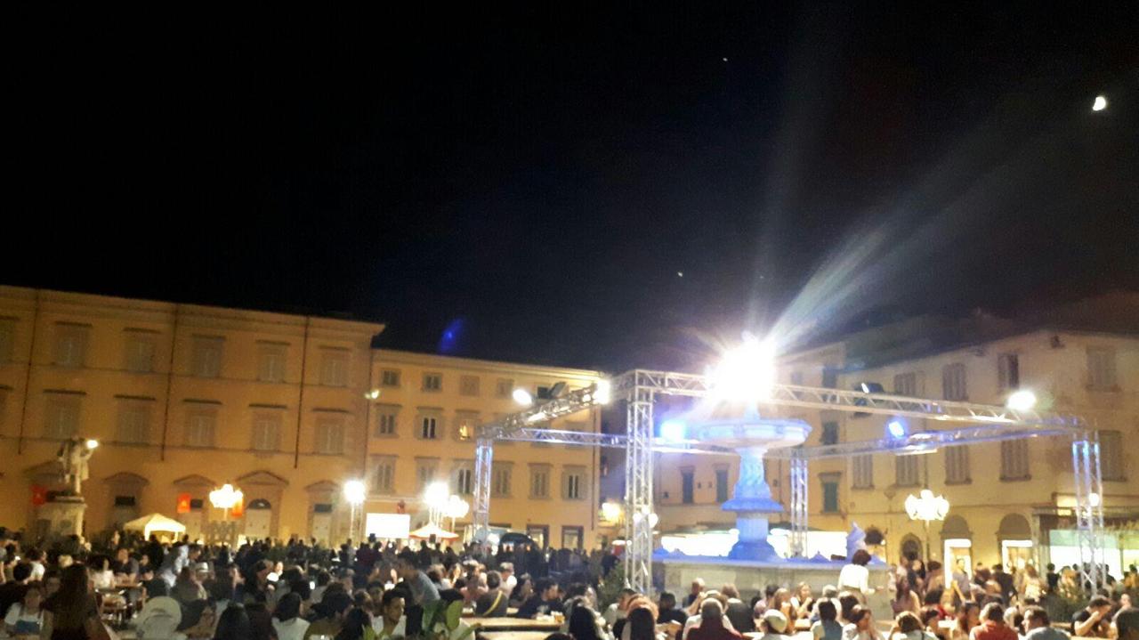 Piazza Duomo gremita per la prima serata di Prato pizza festival