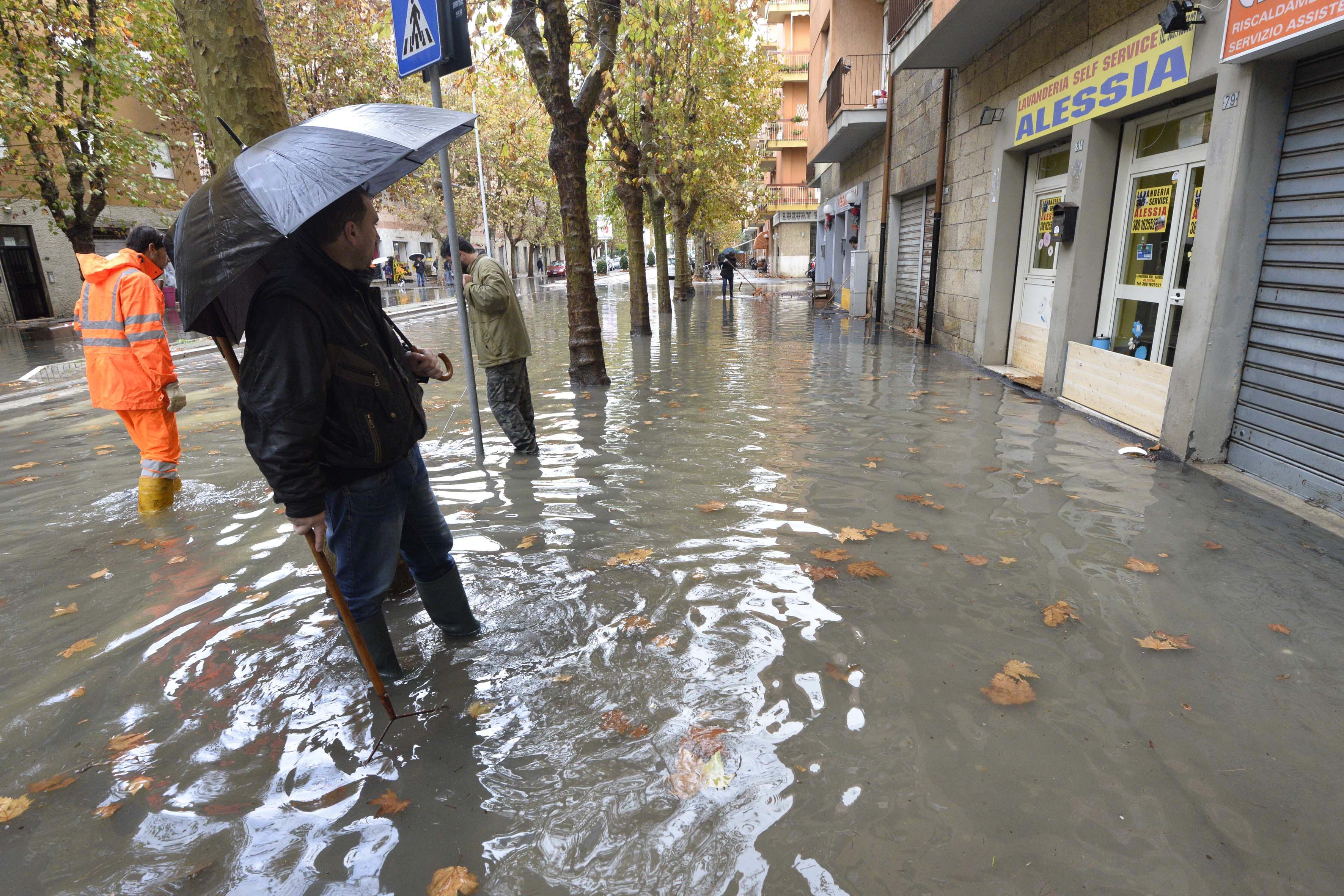 Uno dei tanti allagamenti in via Emilia a Grosseto (foto Agenzia Bf)