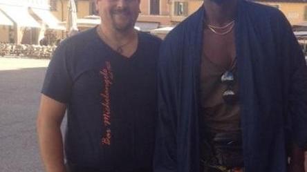 Dwyane Wade (a destra) in centro a Pietrasanta