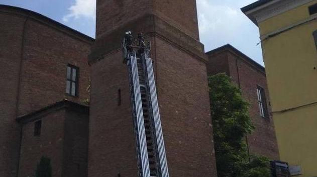 Carpi, cadono pietre dalla chiesa: un passante viene sfiorato
