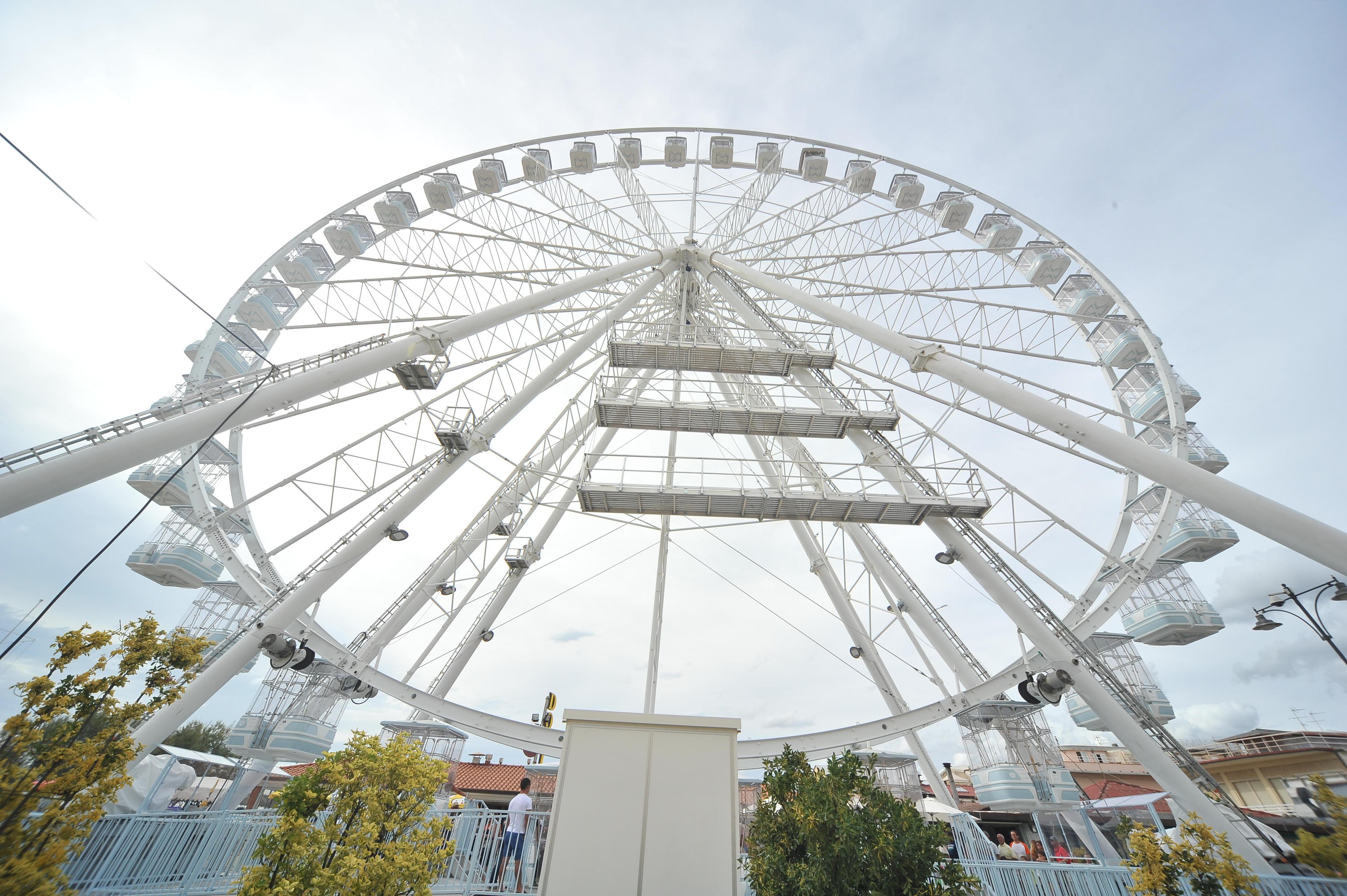 La ruota panoramica in piazza Pea a Viareggio