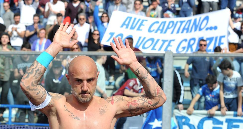 L'ormai ex capitano azzurro Massimo Maccarone festeggiato dai tifosi per il centesimo gol con la maglia dell'Empoli