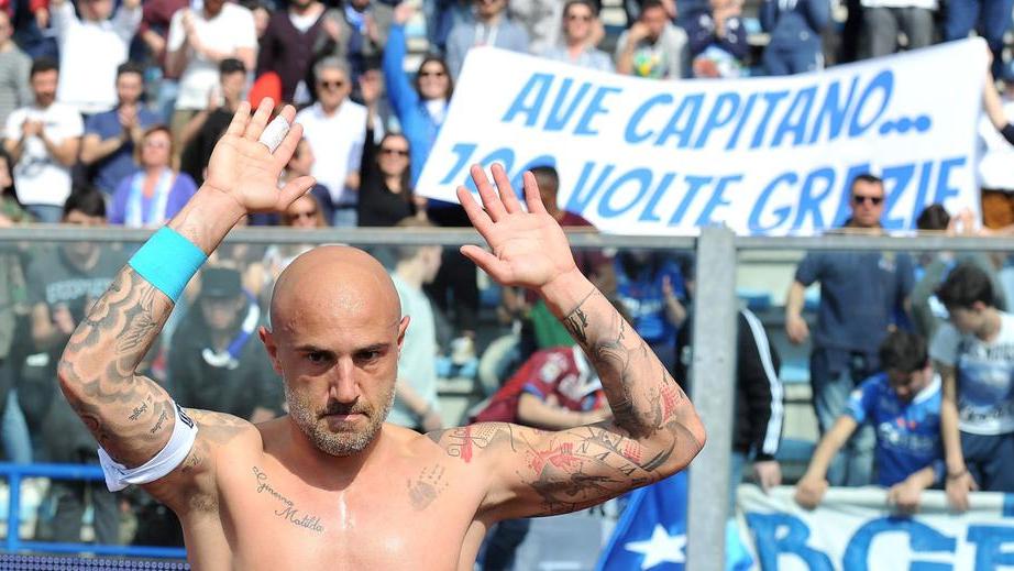 L'ormai ex capitano azzurro Massimo Maccarone festeggiato dai tifosi per il centesimo gol con la maglia dell'Empoli