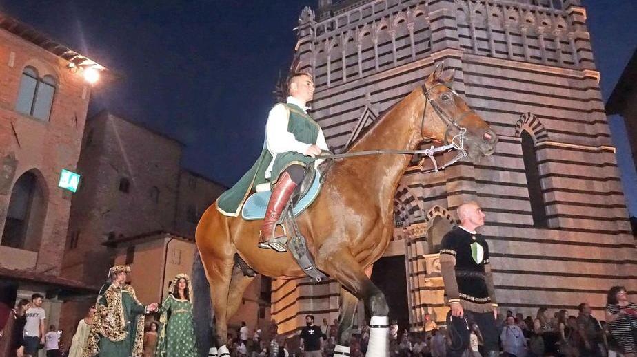 Un'edizione del corteggio storico che transita per piazza Duomo (foto Gori)