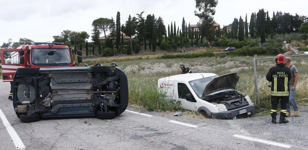 Furgoncino fuori strada e auto ribaltata dopo il tamponamento