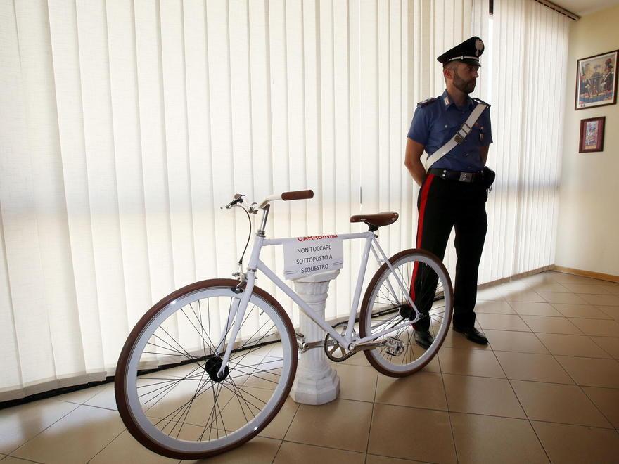 I carabinieri cercano droga ma trovano oggetti rubati