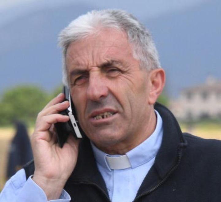Il parroco: «Lo striscione? Lo ha portato via il vento, invito tutti a guardare avanti»