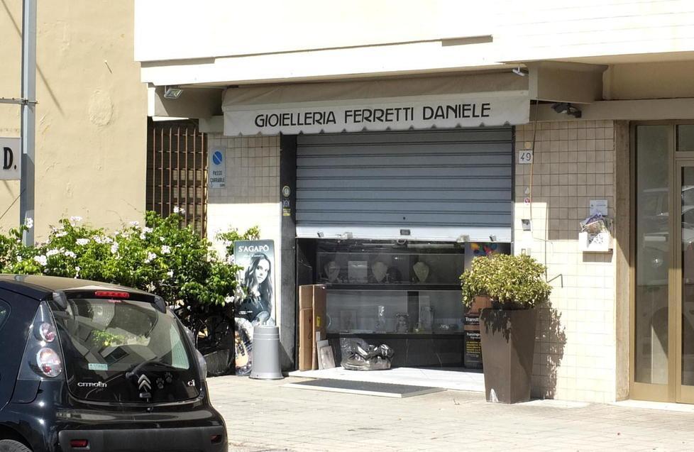 La gioielleria riapre: «Un segno di speranza» 