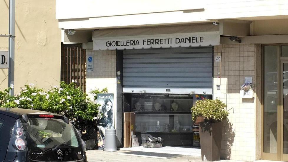 La gioielleria riapre: «Un segno di speranza»