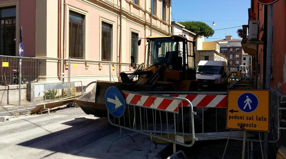 Rifatti marciapiedi e asfalto di fronte alle Lambruschini 