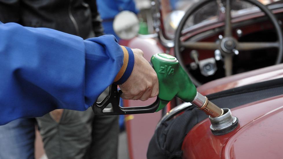 Derubata mentre mette benzina il ladro le arraffa la borsa in auto