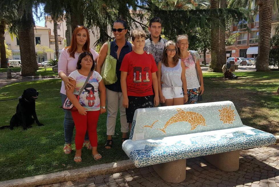 Panchine in stile Tarocchi: «Bravi ragazzi»