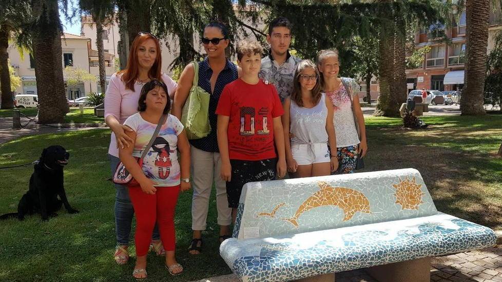 Panchine in stile Tarocchi: «Bravi ragazzi»