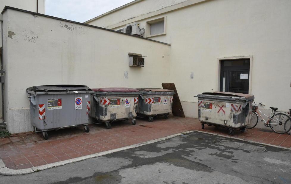 Cassonetti come wc e sporco 