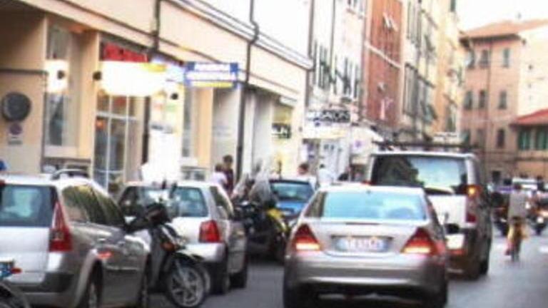 Lascia il cane chiuso in auto: multato