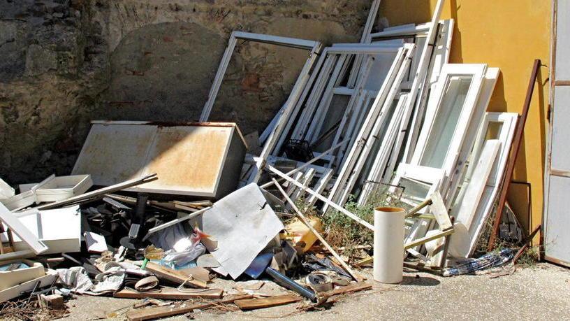 Gli ex Macelli usati come una discarica anche dal Comune