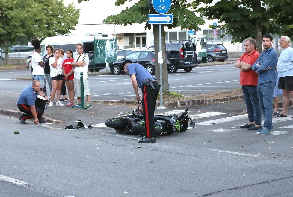 Auto investe scooter, 33enne ferito