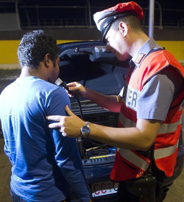 È completamente ubriaco ma guida l’auto lo stesso