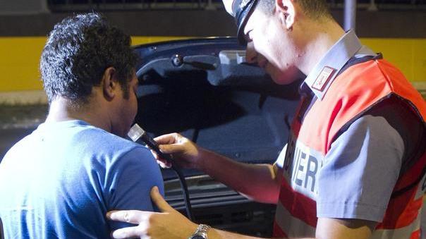 È completamente ubriaco ma guida l’auto lo stesso