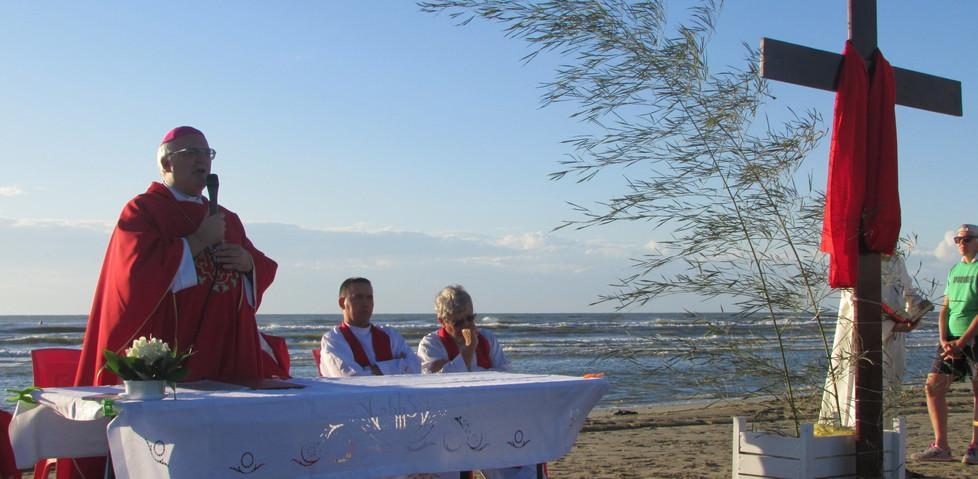All’alba in spiaggia col vescovo: la fede non cede al maltempo 