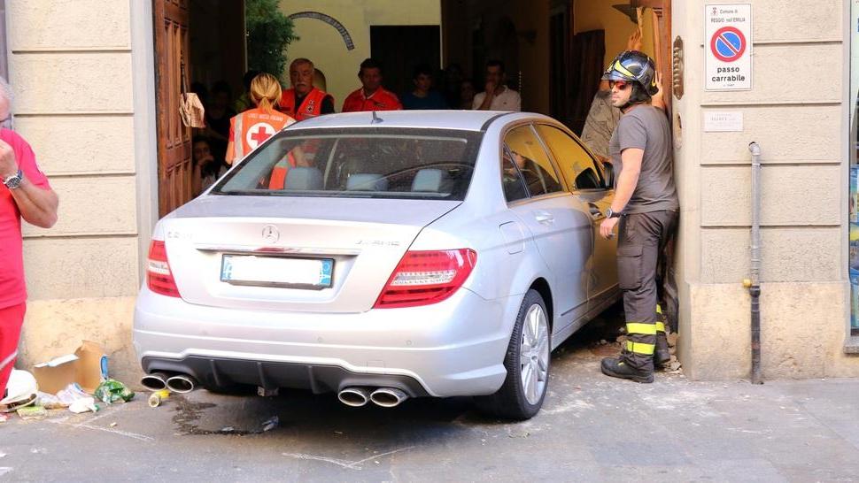 Via Roma, sfonda la porta con la Mercedes