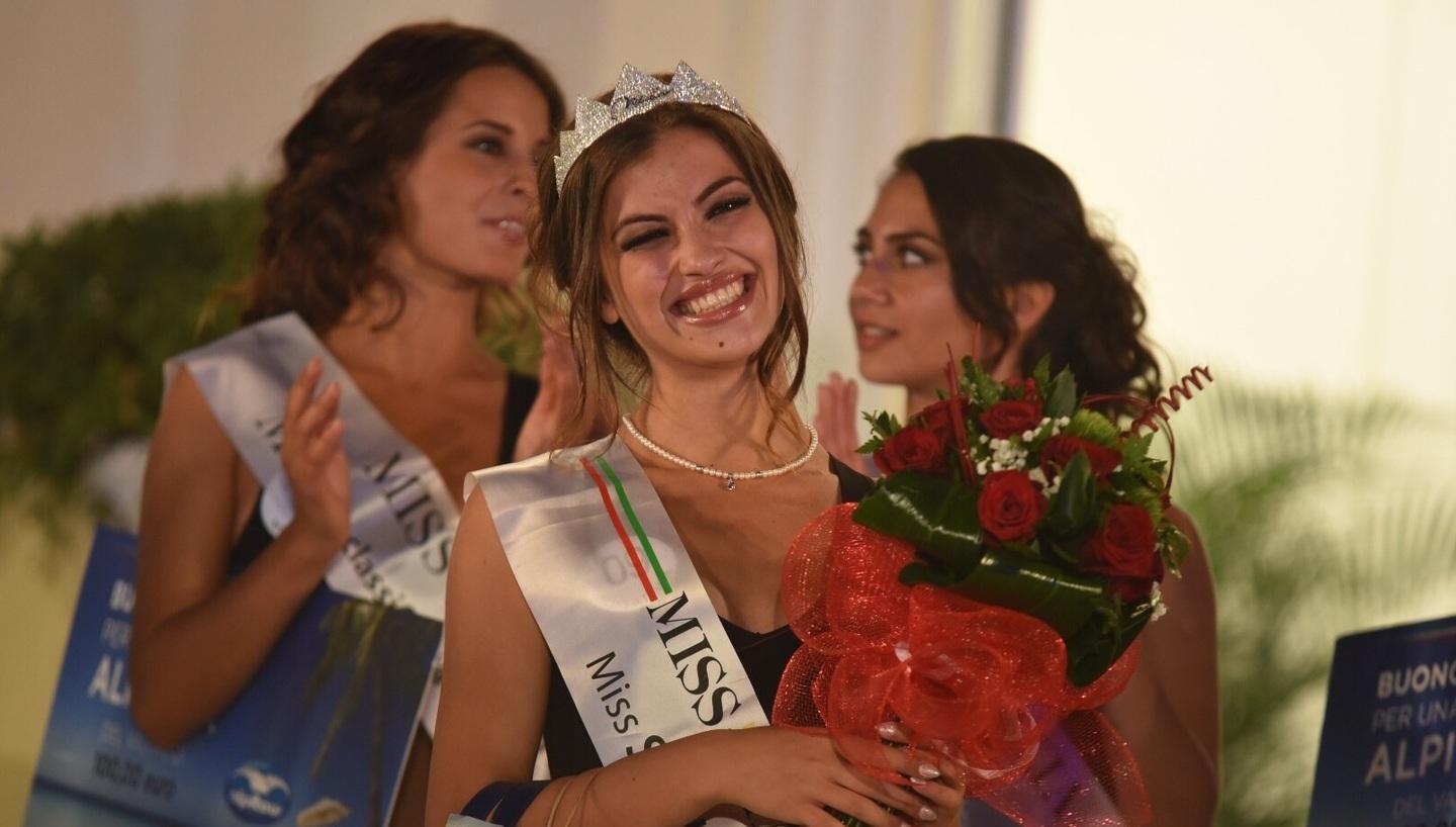 Miss Sardegna fa tappa nel paese dei centenari