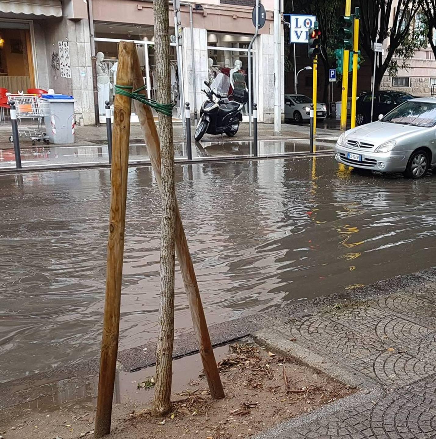 Black out e allagamenti: la pioggia e il vento mandano in tilt la città 
