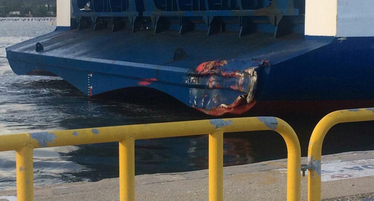 Traghetto urta la banchina paura, ma nessun ferito 