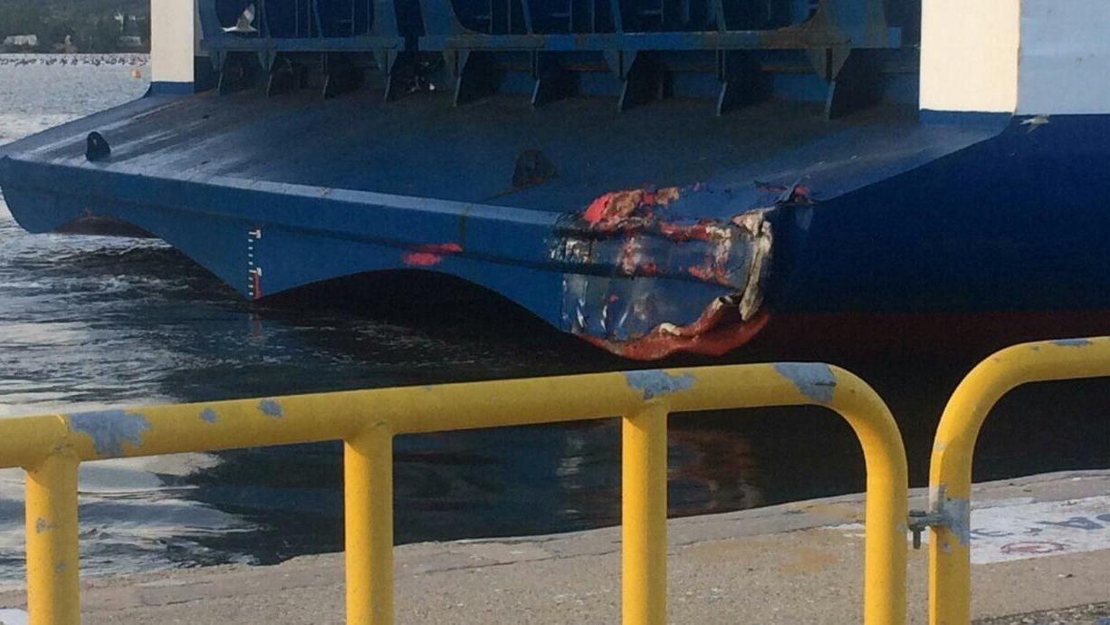 Traghetto urta la banchina paura, ma nessun ferito