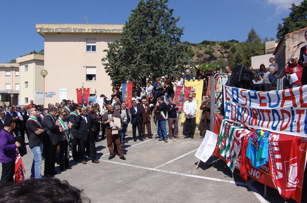 Una manifestazione in difesa dell'ospedale di Bosa