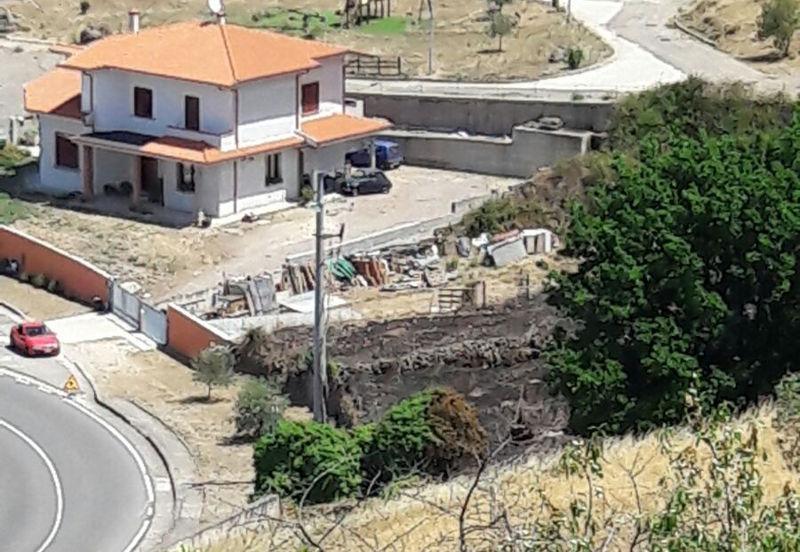 Il palo della luce di Sorradile dal quale nei giorni scorsi è partito un incendio