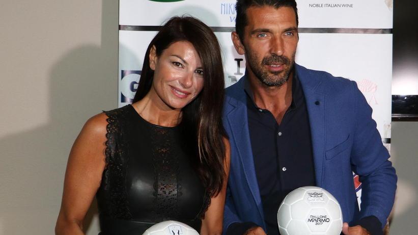 Ilaria D'Amico e Gigi Buffon con il pallone di marmo
