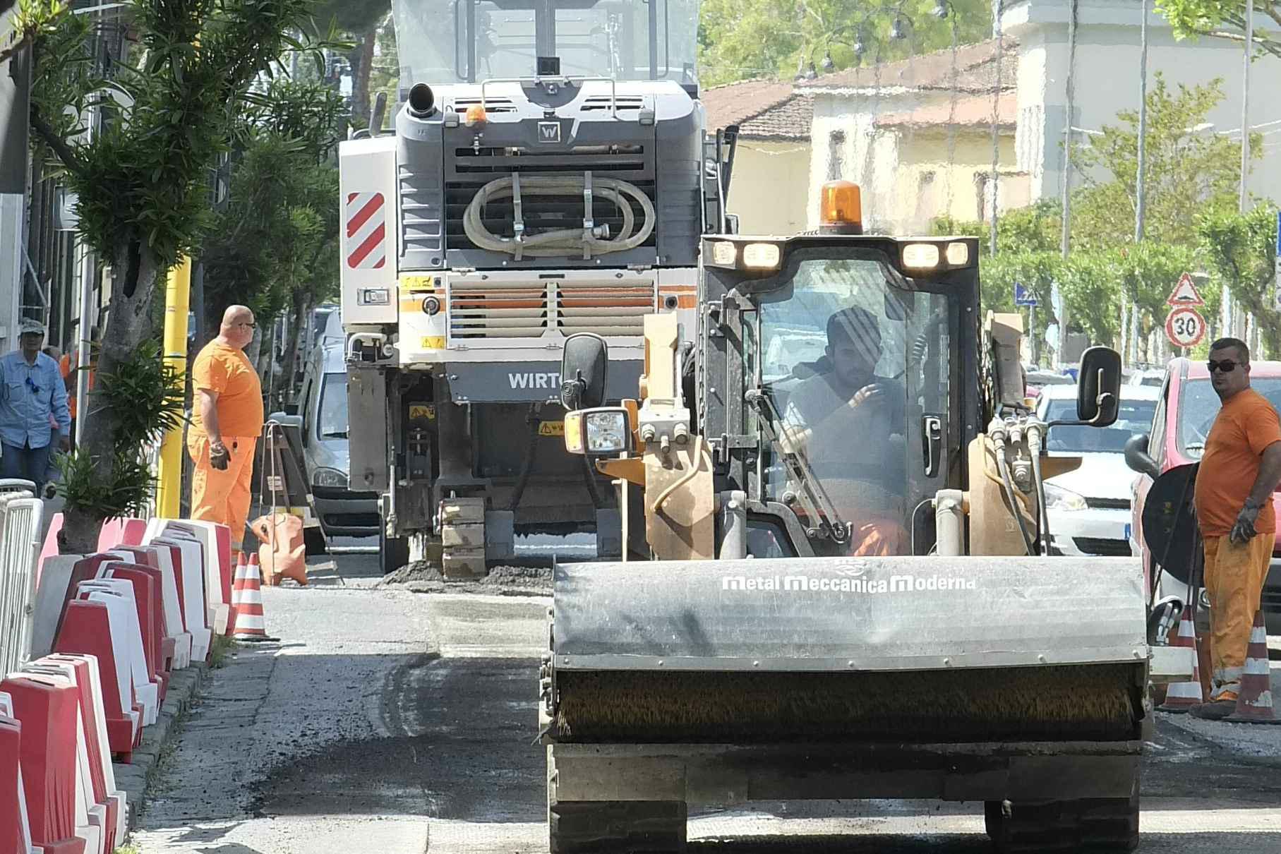 La recente opera di riasfaltatura di via Bonanno (foto Fabio Muzzi)