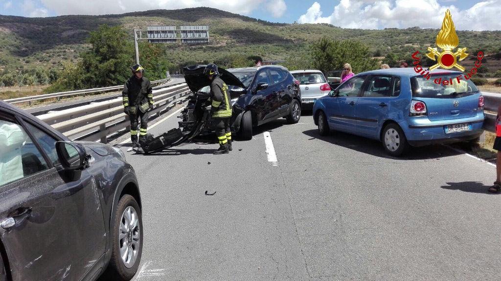 I vigili del fuoco liberano la strada dalle auto coinvolte nell'incidente