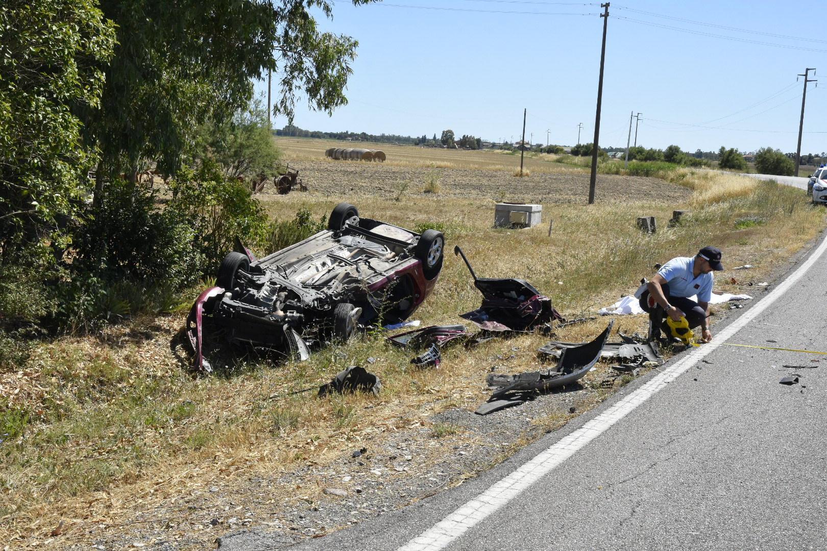 Un'auto distrutta coinvolta nell'incidente (foto Agenzia Bf)