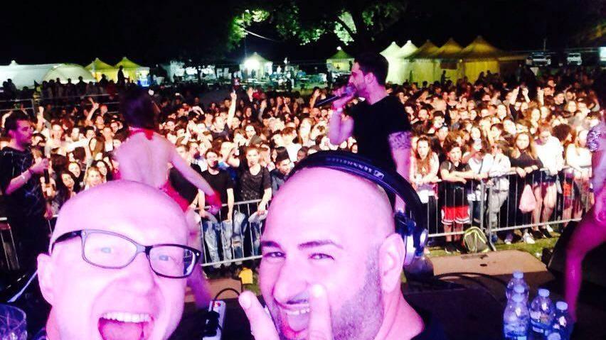 Il sindaco Spinelli (a sinistra) e Dj Scavo durante un concerto al Marea Festival l’anno scorso