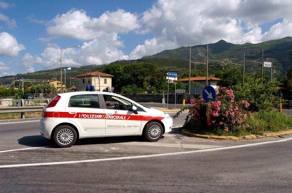 Coppia di fidanzatini sorpresi a rubare in una casa