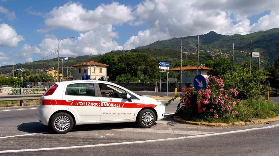 Coppia di fidanzatini sorpresi a rubare in una casa