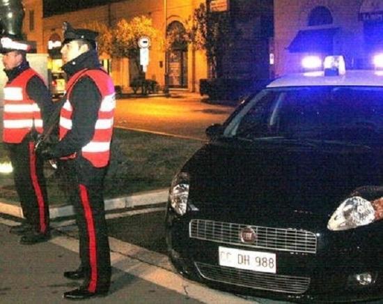 Fa la pipì sul portone, preso a schiaffi