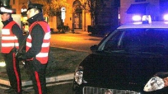 Fa la pipì sul portone, preso a schiaffi